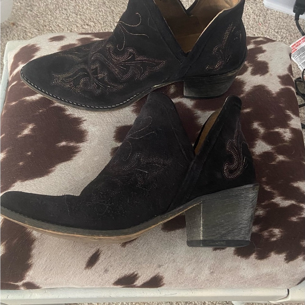 Corral gently worn suede booties